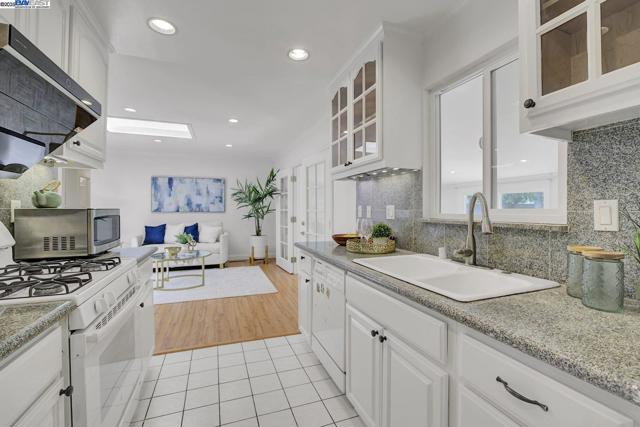 41025 Pajaro Dr, Fremont CA: https://media.crmls.org/mediaz/4249e3a1-095a-448b-8d97-25a91e1dd16c.jpg