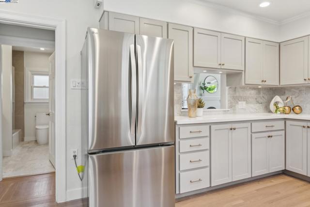 1827 Moreland Dr, Alameda CA: https://media.crmls.org/mediaz/4249e429-efd6-4cf6-a4c0-afd0442b699a.jpg