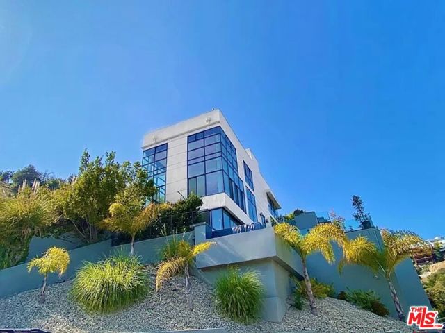 2746 Rinconia Drive, Los Angeles CA: https://media.crmls.org/mediaz/4249f392-97fe-45da-b72c-9e043c99cdea.jpg