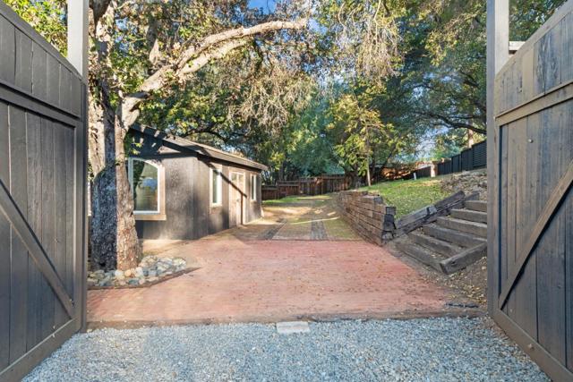 19050 Camino Barco, Saratoga CA: https://media.crmls.org/mediaz/424a1545-7ba6-4ab1-9a6b-e945dba49985.jpg