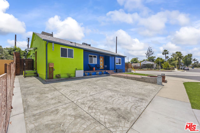 17660 Martha Street, Encino CA: https://media.crmls.org/mediaz/424a3313-7849-42af-86e9-5cc033efcb54.jpg