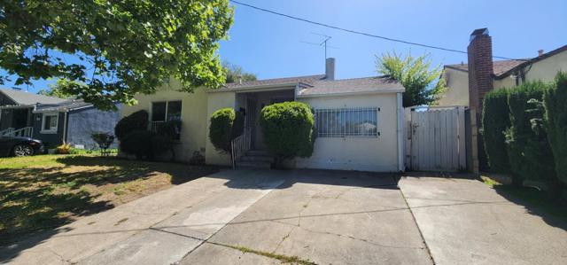 300 Catron Drive, Oakland CA: https://media.crmls.org/mediaz/424a4322-87e6-4e9c-9506-c5bebff0c801.jpg