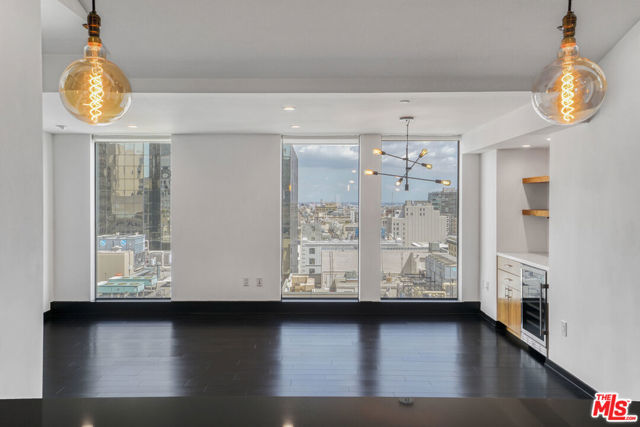 655 S Hope Street, Los Angeles CA: https://media.crmls.org/mediaz/424ab70c-ae87-46fa-8a91-56b633a712bb.jpg