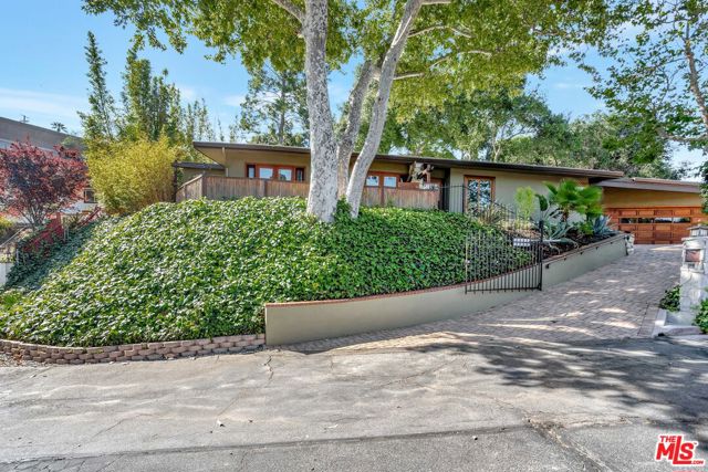15511 Woodcrest Drive, Sherman Oaks CA: https://media.crmls.org/mediaz/424c229f-e90d-433b-ac29-b2bf7266c700.jpg