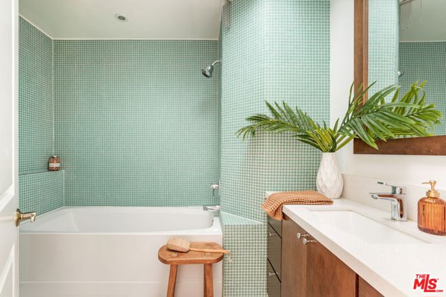 5108 Escobedo Drive, Woodland Hills CA: https://media.crmls.org/mediaz/424cd552-3fce-4579-81d3-2c65350fbff2.jpg