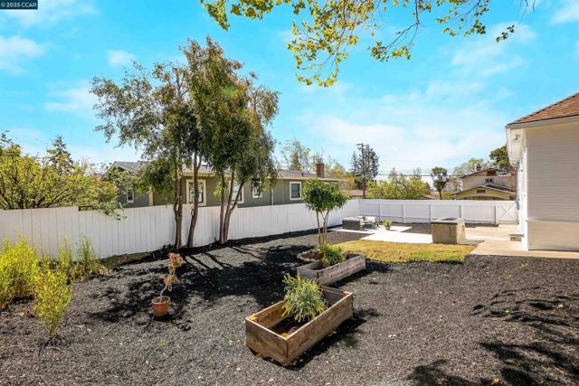 2718 Carmel St, Oakland CA: https://media.crmls.org/mediaz/424d6232-dd07-4b7f-b2c1-272133c802c3.jpg