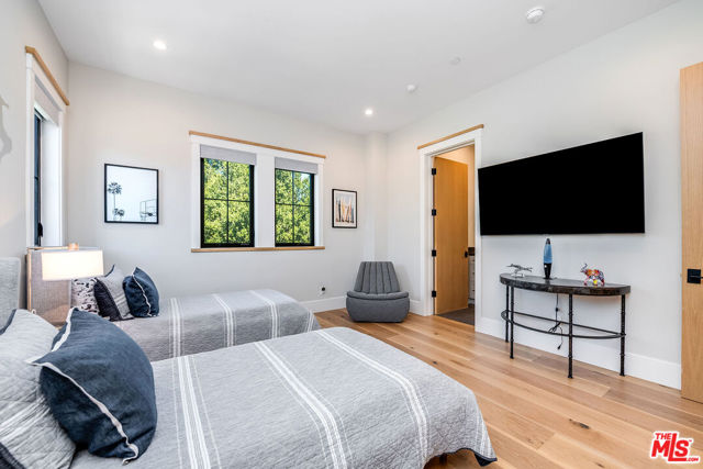 4365 Kraft Avenue, Studio City CA: https://media.crmls.org/mediaz/424ee86c-d6ba-40a0-a917-ca2003dec3b1.jpg