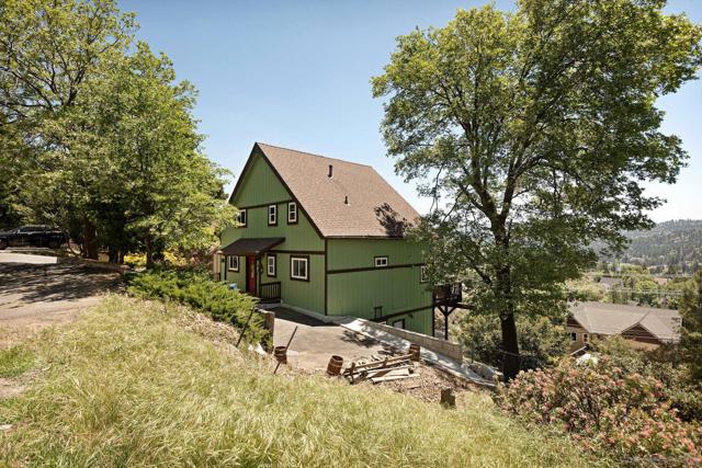 1141 Grass Valley Road, Lake Arrowhead CA: https://media.crmls.org/mediaz/424f4241-3ecc-4b96-83ce-13b3e8034ca3.jpg