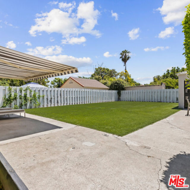 6526 6528 San Vicente Boulevard, Los Angeles CA: https://media.crmls.org/mediaz/424fc64a-608c-403d-b004-4062f42169d1.jpg
