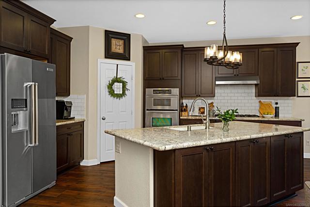 1104 Parkview Dr, Oceanside CA: https://media.crmls.org/mediaz/425003e7-ef3c-4b77-b3ef-5326f9e32d4c.jpg