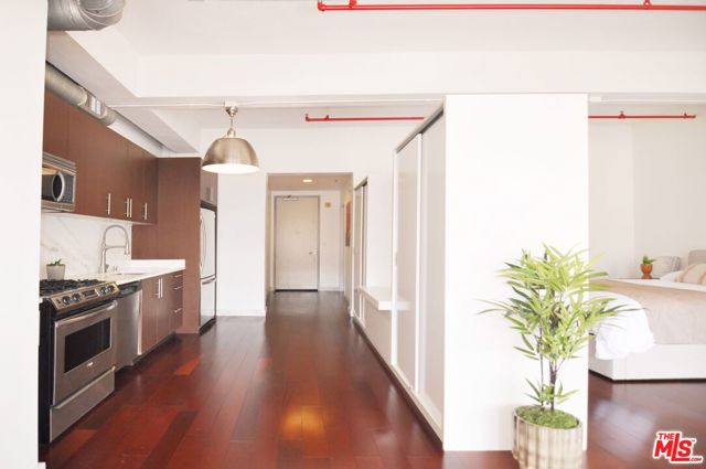 849 S Broadway, Los Angeles CA: https://media.crmls.org/mediaz/425069d5-db5d-4b78-86f5-710191e739db.jpg