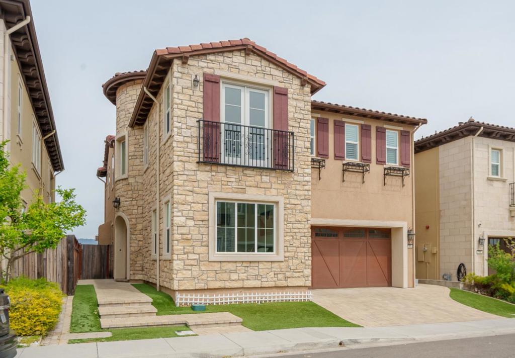 1195 Trumpet Vine Lane