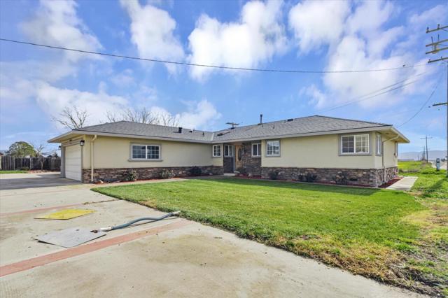 1204 Shore Road, Hollister CA: https://media.crmls.org/mediaz/42512ee3-d438-47cf-8be4-b5da08f37997.jpg