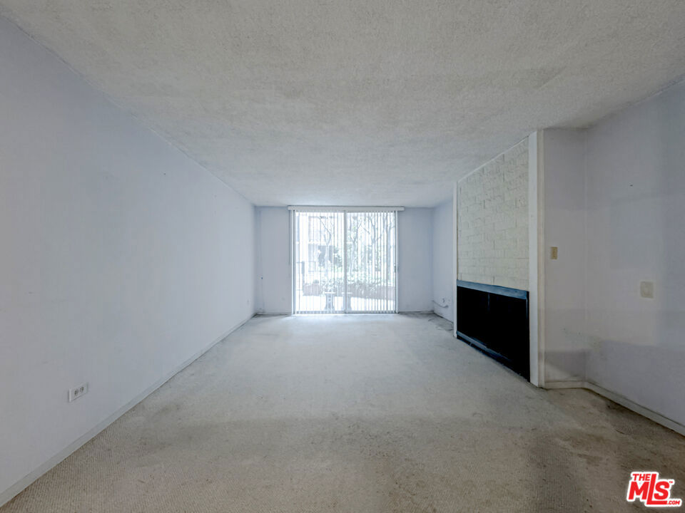 https://media.crmls.org/mediaz/42517d53-f1af-4858-8fc8-84dd2f668941.jpg?preset=X-Large
