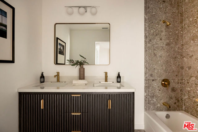 3916 Glenridge Drive, Sherman Oaks CA: https://media.crmls.org/mediaz/42519f84-7a1a-4727-a533-709c3a84083e.jpg