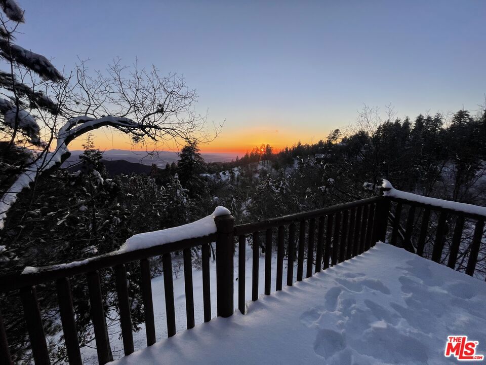 https://media.crmls.org/mediaz/42528a6f-a6fa-44e2-b8d4-5b1047aee7b5.jpg?preset=X-Large