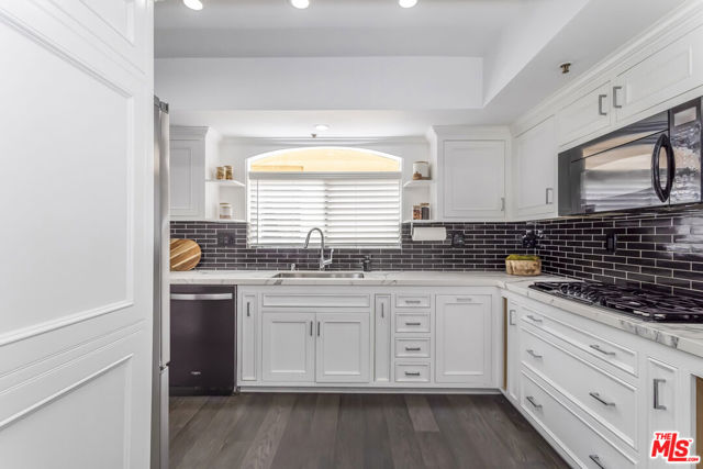 410 S Barrington Avenue, Los Angeles CA: https://media.crmls.org/mediaz/42532d79-b268-44f3-8534-f66503f1ec18.jpg