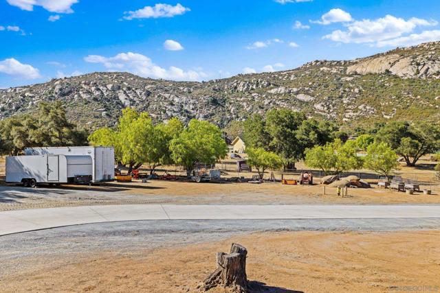19553 Hidden Glen Road, Alpine CA: https://media.crmls.org/mediaz/4254a1ac-ed57-4556-bd9e-0f2255609a42.jpg