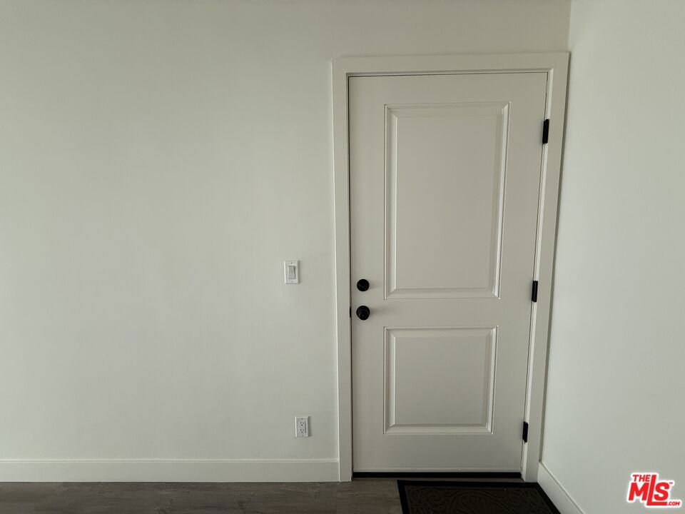https://media.crmls.org/mediaz/4255a001-d17e-4aa0-bee8-9de35da5e6ac.jpg?preset=X-Large