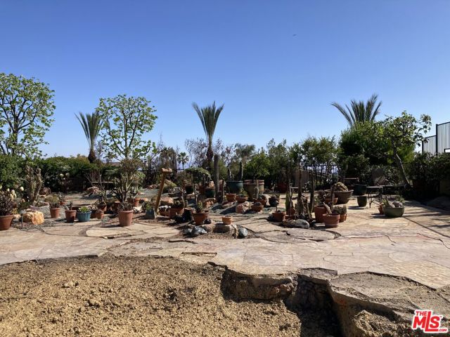16814 Calle Bellevista, Pacific Palisades CA: https://media.crmls.org/mediaz/4255d95f-ae6c-4d30-966c-04afda7f5080.jpg