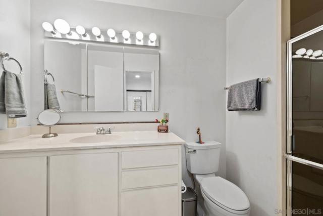 2231 Oak Hill Dr, Escondido CA: https://media.crmls.org/mediaz/42564a1e-3016-4a4e-ad65-3f7cc56bab4a.jpg