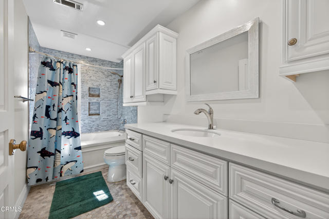 3746 Dunkirk Drive, Oxnard CA: https://media.crmls.org/mediaz/4256d417-87db-4ce7-8a29-6d4a63b3c20e.jpg