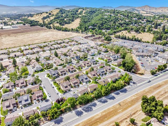 1554 Rosette Way, Gilroy CA: https://media.crmls.org/mediaz/42592e52-0552-42f8-932d-2dd131506daf.jpg