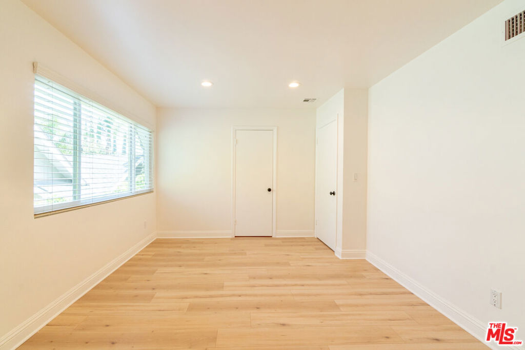 https://media.crmls.org/mediaz/4259faff-55cb-456d-b9f2-f9f842c6f41c.jpg?preset=X-Large