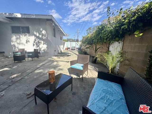 2626 Coolidge Avenue, Los Angeles CA: https://media.crmls.org/mediaz/425a13ef-794d-42c2-9a55-a8e563de3cf0.jpg
