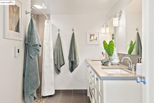 1000 Navellier St, El Cerrito CA: https://media.crmls.org/mediaz/425b1a64-8174-486c-99ad-6b05ace4ad46.jpg