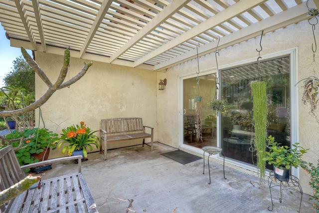 3625 Country Meadow Ln, Escondido CA: https://media.crmls.org/mediaz/425c187d-7a29-4bb0-8910-720e53f57d61.jpg