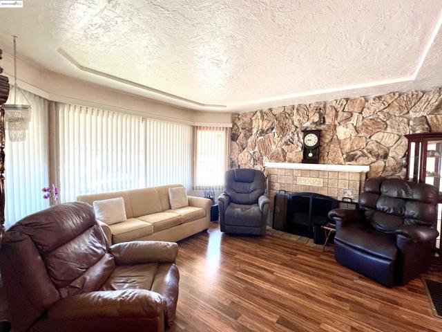 2526 64th Ave, Oakland CA: https://media.crmls.org/mediaz/425c663a-71ee-4c2c-a231-76b773b2f5eb.jpg