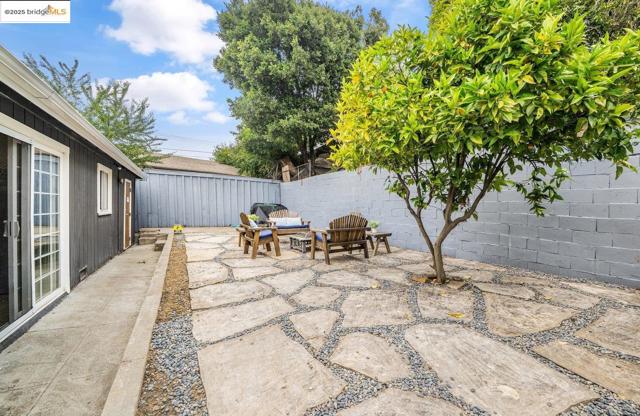 2162 35th Avenue, Oakland CA: https://media.crmls.org/mediaz/425ce1e0-d503-4e33-aa46-dae4ceff1103.jpg