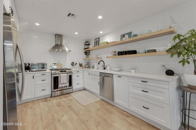 5757 Lake Lindero Drive, Agoura Hills CA: https://media.crmls.org/mediaz/425d2d9f-38f2-4e5b-94b7-aee98cdc07d2.jpg