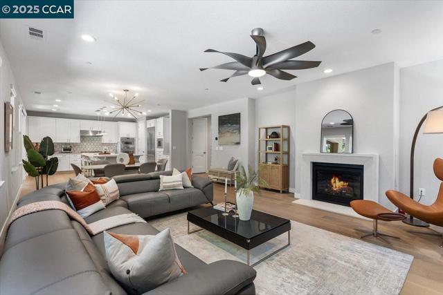 17691 Whisper Ln, Castro Valley CA: https://media.crmls.org/mediaz/425e73fd-176a-4b35-9dda-b8651528ac84.jpg