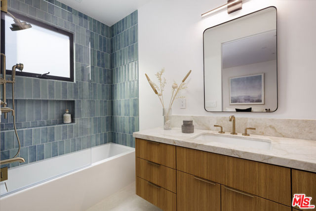 Image 28 of 69 For 915 Camino Medio