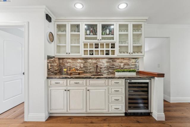 4613 Mirador Dr, Pleasanton CA: https://media.crmls.org/mediaz/425eac0c-2864-4db1-a02c-6fb2ae6a1d07.jpg