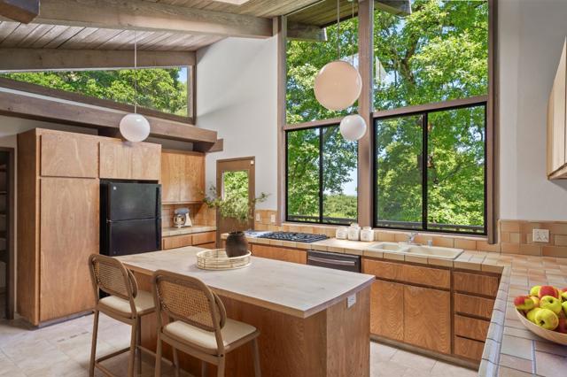 40 Deer Path Drive, Portola Valley CA: https://media.crmls.org/mediaz/425eb496-1b46-4dc9-97b3-a74d729fbb16.jpg