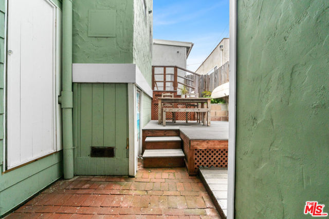 115 44th Street, Manhattan Beach CA: https://media.crmls.org/mediaz/425eecee-c744-4c7e-88d9-82811556639d.jpg