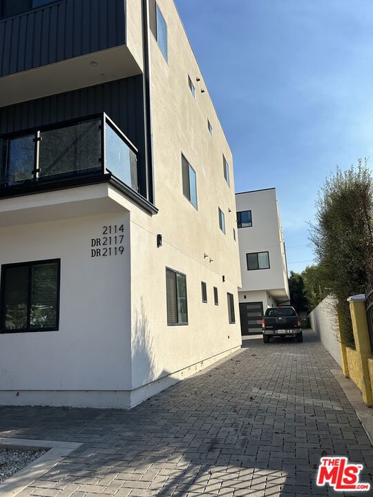 2112 S Highland Avenue, Los Angeles CA: https://media.crmls.org/mediaz/4260f537-0990-4262-a608-19a64e306471.jpg