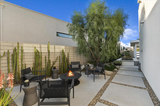 885 Fountain Drive, Palm Springs CA: https://media.crmls.org/mediaz/426148d6-aaf8-4acd-96e0-e385f49fe505.jpg
