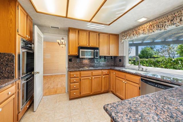 Detail Gallery Image 13 of 37 For 3711 Overpark Rd, San Diego,  CA 92130 - 4 Beds | 2/1 Baths