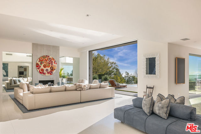 1645 Carla, Beverly Hills CA: https://media.crmls.org/mediaz/42615314-4e80-48e6-aabc-9b9dc61d2ace.jpg