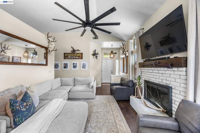 502 Chablis Way, Manteca CA: https://media.crmls.org/mediaz/42622553-5907-4cf9-a775-a81b8bea5a74.jpg