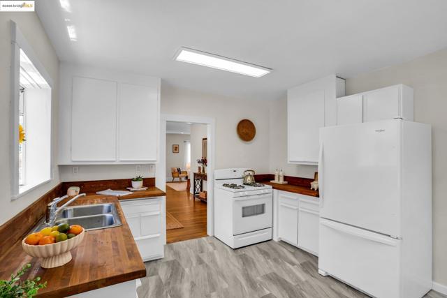 580 Chetwood St., Oakland CA: https://media.crmls.org/mediaz/4262a66d-5f5d-4447-a85c-293547c0639a.jpg