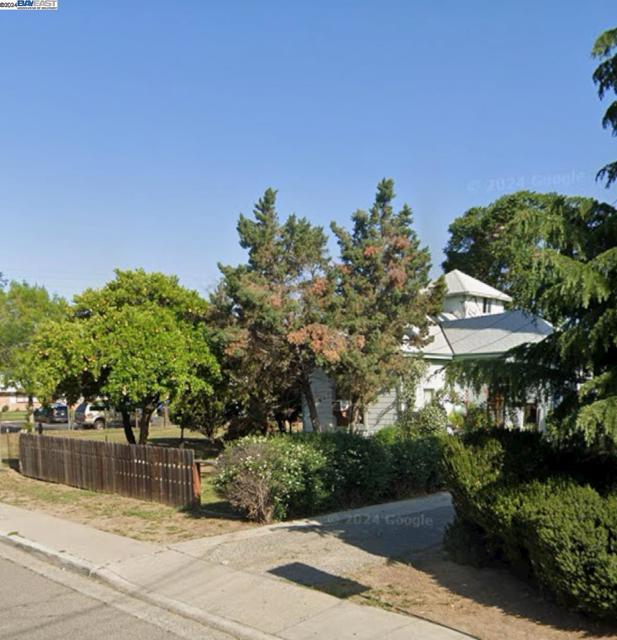 710 S Emerald Ave, Modesto CA: https://media.crmls.org/mediaz/4262a81b-535c-4a40-8782-ce17e14c08ec.jpg