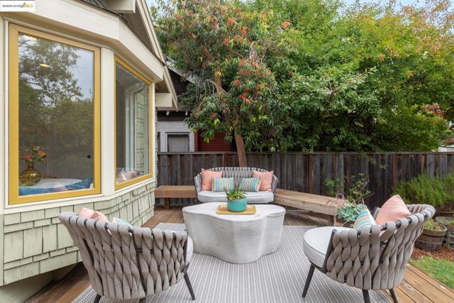 3860 Greenwood Ave, Oakland CA: https://media.crmls.org/mediaz/4262e2a8-d12e-47b5-b4f6-a614fc7f438a.jpg