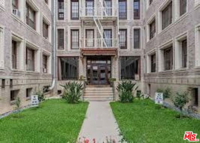 2121 James M Wood Boulevard, Los Angeles CA: https://media.crmls.org/mediaz/42647dc9-e58f-4c11-972e-f6e93d6603b8.jpg