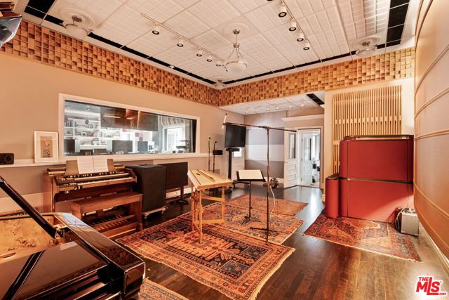 110 S Brighton Street, Burbank CA: https://media.crmls.org/mediaz/4264b86f-10e9-4493-8552-a91ea07a8cdf.jpg