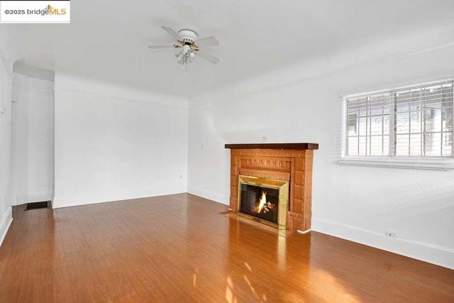 5540 E 17Th St, Oakland CA: https://media.crmls.org/mediaz/4264d34b-1866-4dc5-8d8f-560370668d0c.jpg